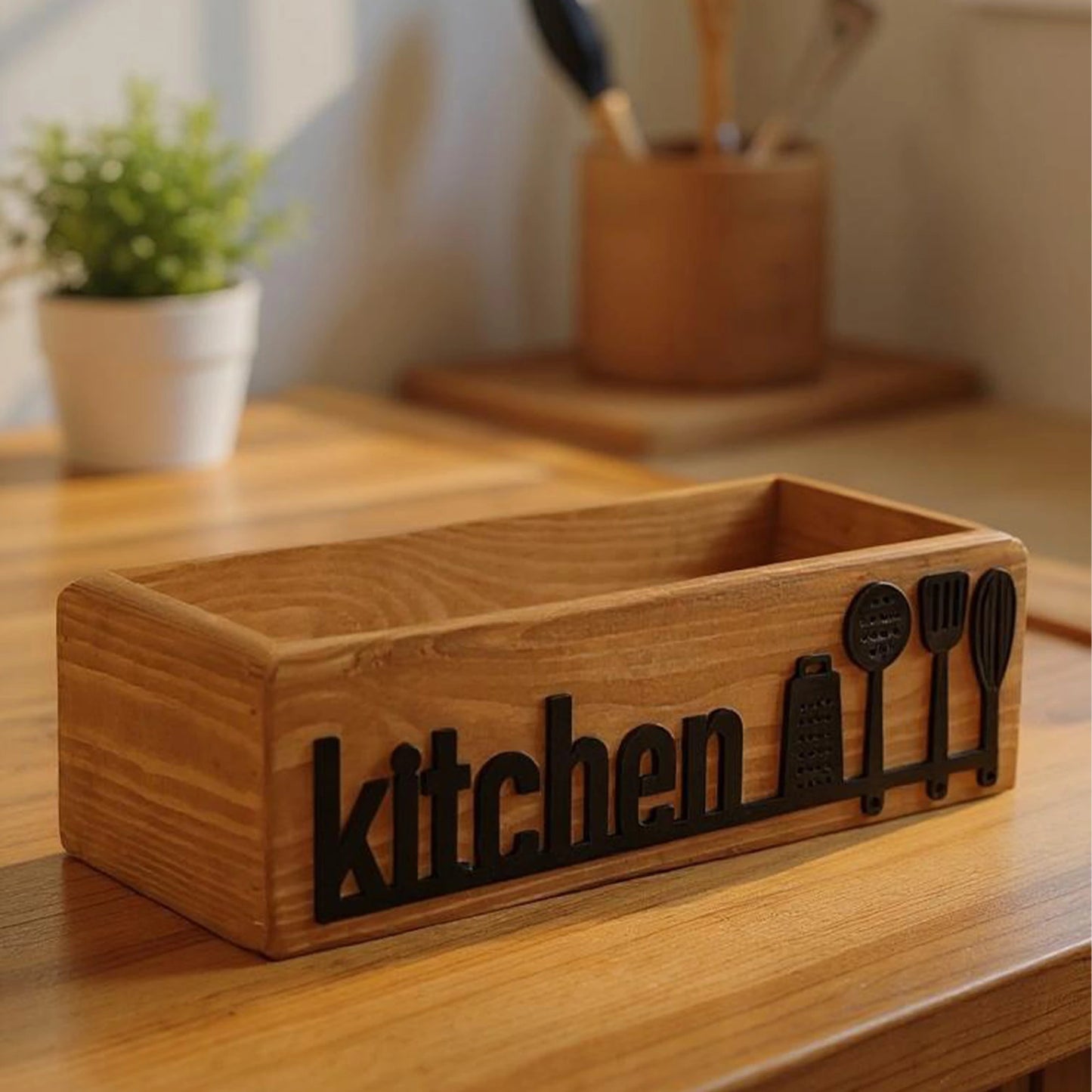 Ahşap mutfak düzenleyicinin yakından çekilmiş görüntüsü. Üzerinde "kitchen" yazısı ve mutfak aletleri simgeleri belirgin bir şekilde görünüyor.