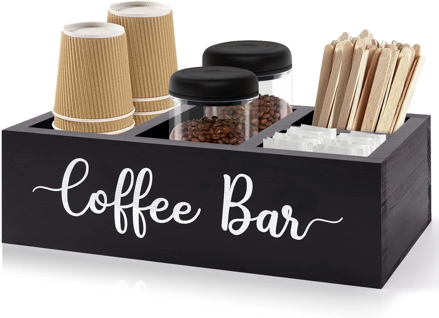 Yakın plandan çekilmiş, "Coffee Bar" yazılı ahşap siyah kutu, kahve karıştırıcıları ve şeker paketleriyle birlikte.