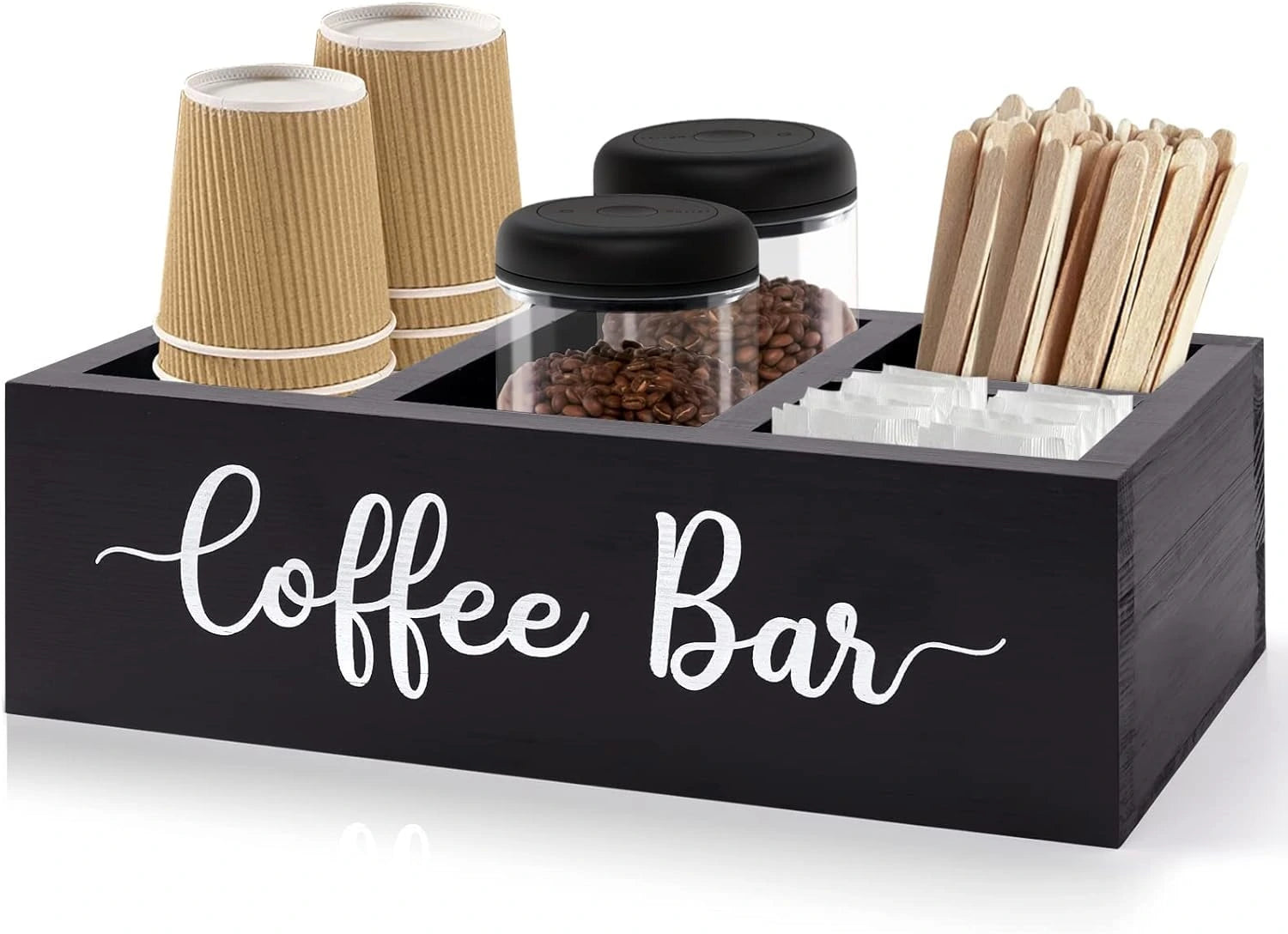 Yakın plandan çekilmiş, "Coffee Bar" yazılı ahşap siyah kutu, kahve karıştırıcıları ve şeker paketleriyle birlikte.